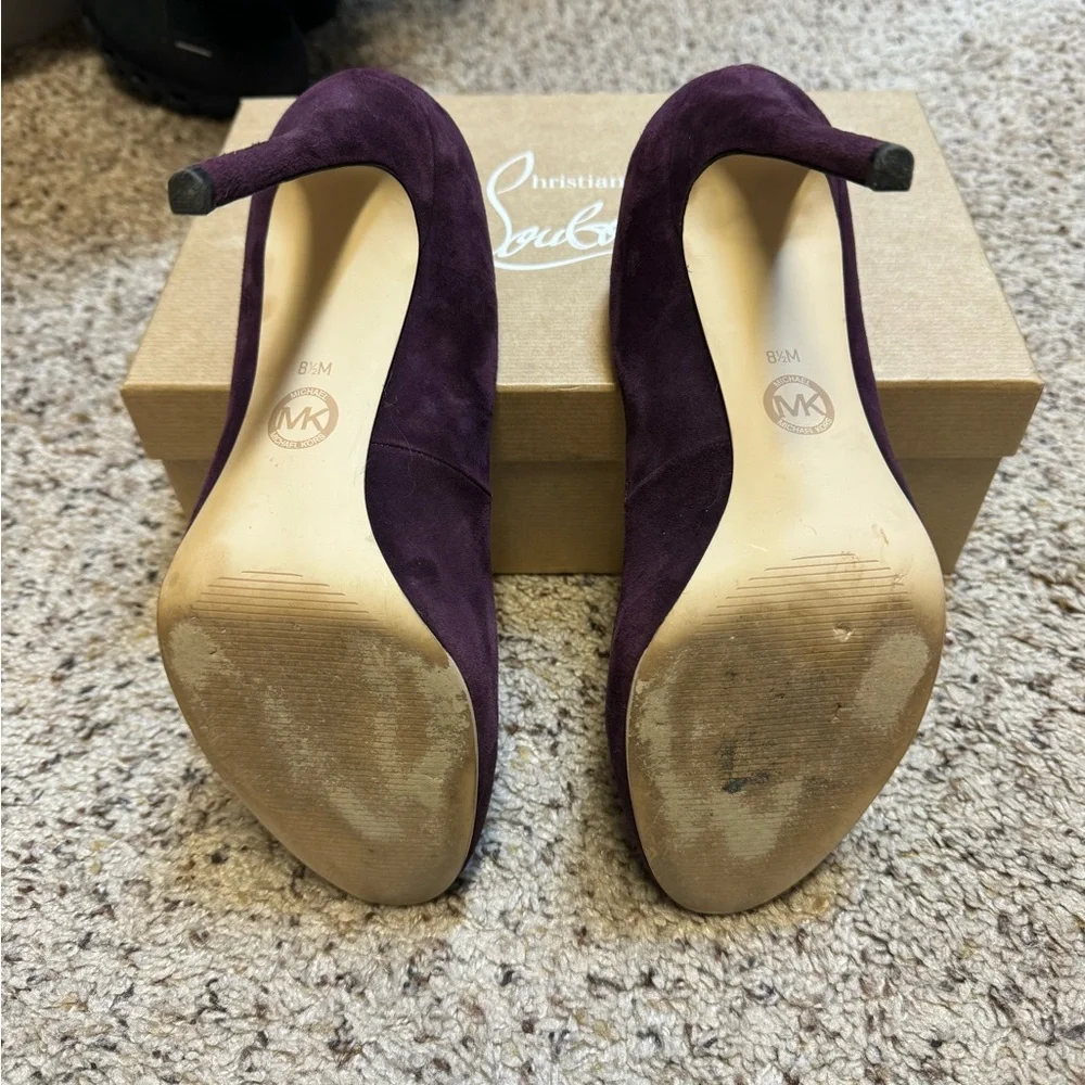 Michael Kors 8.5 eggplant suede pumps with gold locket - Picture 4 of 4
